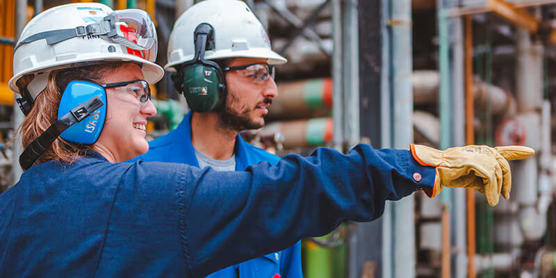 Dow 59027885335 Two Plant Employees 800×400 (1)