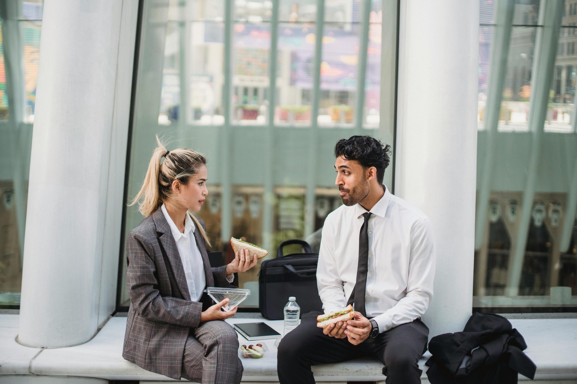 Two Entrepreneurs sharing a Sadnwhich Pexels (stock photo for Business Lunch Talk (BLT) Emmen)