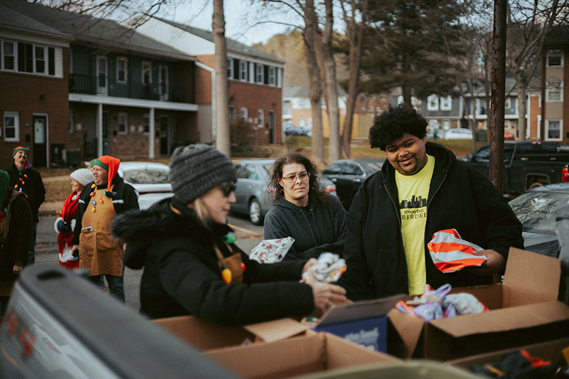 Volunteering Pexels Samuel Peter